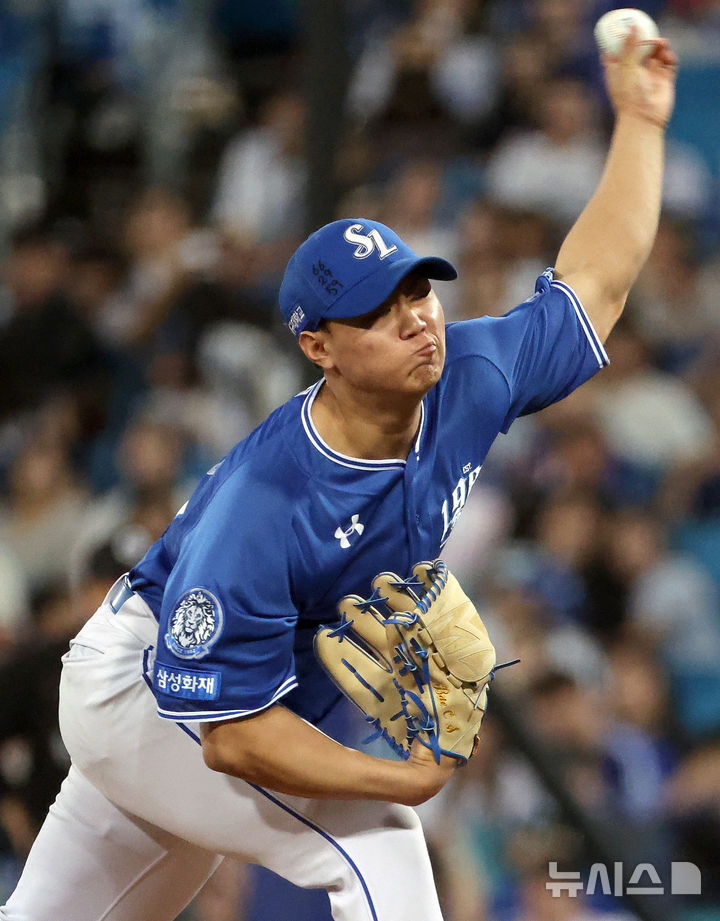 [대구=뉴시스] 이무열 기자 = 25일 대구 수성구 삼성라이온즈파크에서 열린 2025 신한 SOL 뱅크 KBO리그 키움 히어로즈와 삼성 라이온즈의 경기, 5회초 교체 투입된 삼성 배찬승이 공을 던지고 있다. 2025.09.25. lmy@newsis.com