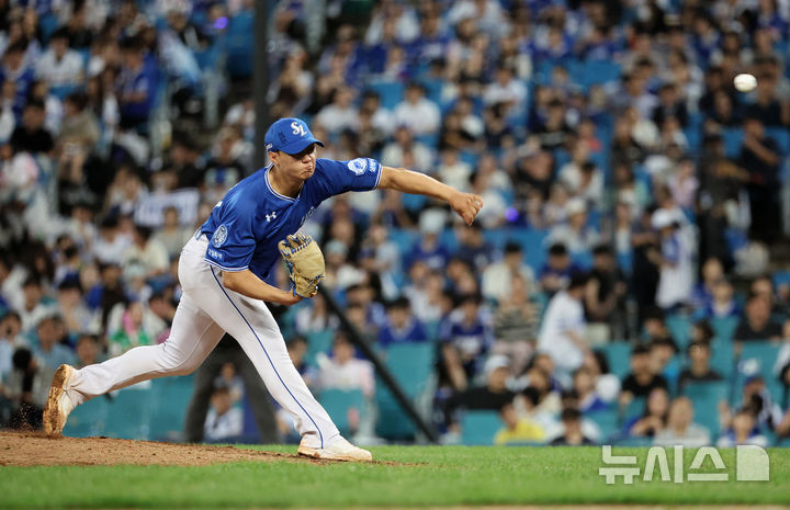 [대구=뉴시스] 이무열 기자 = 25일 대구 수성구 삼성라이온즈파크에서 열린 2025 신한 SOL 뱅크 KBO리그 키움 히어로즈와 삼성 라이온즈의 경기, 5회초 교체 투입된 삼성 배찬승이 공을 던지고 있다. 2025.09.25. lmy@newsis.com