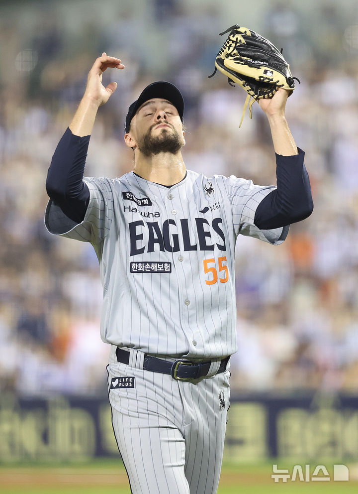 [서울=뉴시스] 조성우 기자 = 25일 오후 서울 송파구 잠실야구장에서 열린 2025 KBO리그 한화 이글스와 두산 베어스의 경기, 한화 선발투수 라이언 와이스가 두산 5회말 공격 1사 주자 1, 3루서 김재환에게 3점 홈런을 허용한 뒤 마운드를 내려오고 있다. 이날 와이스는 7개의 삼진을 잡아내며 폰세에 이어 200탈삼진을 돌파했다. KBO리그 역대 최초로 단일 시즌 한 팀에서 2명의 투수가 200탈삼진을 달성했다. 2025.09.25. xconfind@newsis.com