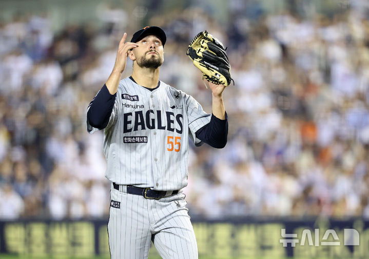 [서울=뉴시스] 조성우 기자 = 25일 오후 서울 송파구 잠실야구장에서 열린 2025 KBO리그 한화 이글스와 두산 베어스의 경기, 한화 선발투수 라이언 와이스가 두산 5회말 공격 1사 주자 1, 3루서 김재환에게 3점 홈런을 허용한 뒤 마운드를 내려오고 있다.이날 와이스는 7개의 삼진을 잡아내며 폰세에 이어 200탈삼진을 돌파했다. KBO리그 역대 최초로 단일 시즌 한 팀에서 2명의 투수가 200탈삼진을 달성했다. 2025.09.25. xconfind@newsis.com