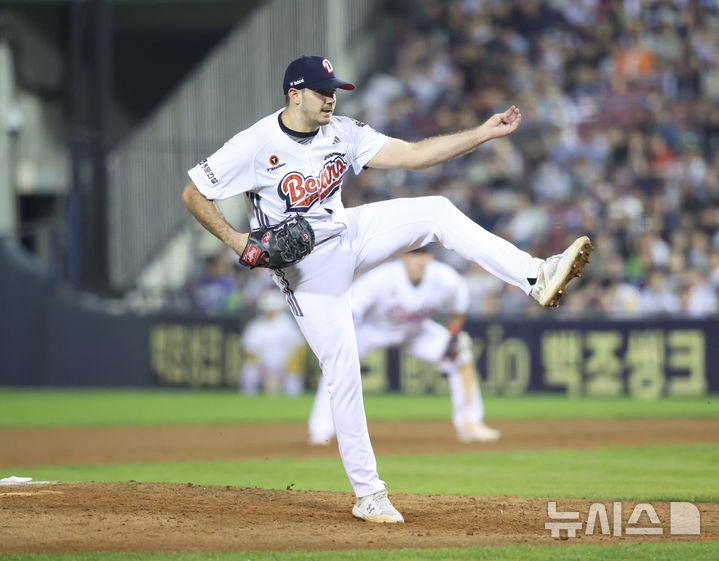 [서울=뉴시스] 조성우 기자 = 25일 오후 서울 송파구 잠실야구장에서 열린 2025 KBO리그 한화 이글스와 두산 베어스의 경기, 두산 선발투수 잭 로그가 한화 8회초 공격 때 마운드에 올라 역투하고 있다. 2025.09.25. xconfind@newsis.com
