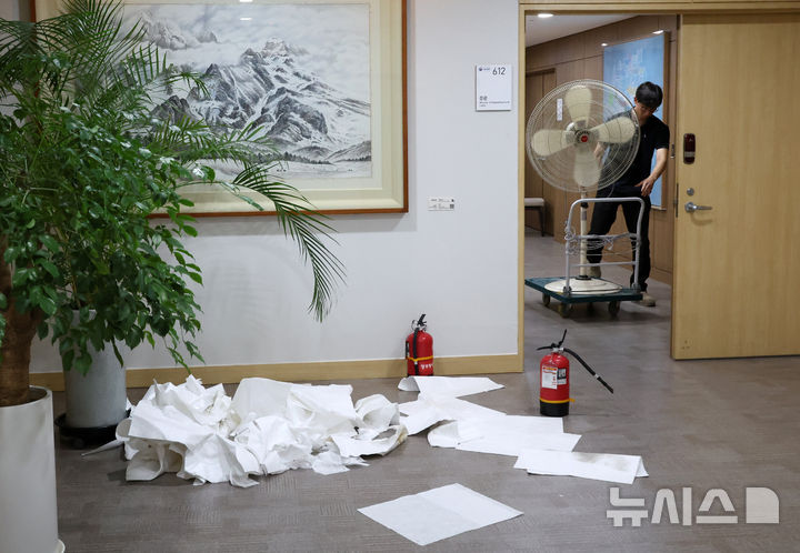 [세종=뉴시스] 강종민 기자 = 25일 세종시 정부세종청사 고용노동부 장관실에 냄새 제거를 위한 대형 선풍기와 인화물질을 닦은 휴지가 쌓여 있다. 이날 오후 6시께 한 50대 남성 민원인이 장관 집무실에 인화물질을 뿌린 혐의로 경찰에 체포돼 조사를 받고 있다. 2025.09.25. ppkjm@newsis.com
