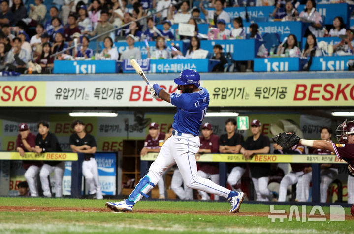 [대구=뉴시스] 이무열 기자 = 25일 대구 수성구 삼성라이온즈파크에서 열린 2025 신한 SOL 뱅크 KBO리그 키움 히어로즈와 삼성 라이온즈의 경기, 8회말 2사 주자 1,3 상황에서 삼성 디아즈가 스리런 홈런을 치고 있다. 2025.09.25. lmy@newsis.com