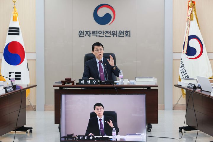 [서울=뉴시스] 최진석 기자 = 최원호 원자력안전위원회 위원장이 25일 서울 중구 원자력안전위원회 대회의실에서 열린 제222회 원자력안전위원회 회의에서 위원들과 안건에 대해 논의하고 있다. (사진=원자력안전위원회 제공) 2025.09.25. photo@newsisc.om *재판매 및 DB 금지