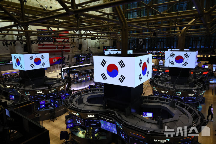 [뉴욕=뉴시스] 최동준 기자 = 25일(현지 시간) 미국 뉴욕 증권거래소에 태극기가 보이고 있다. 2025.09.25. photocdj@newsis.com