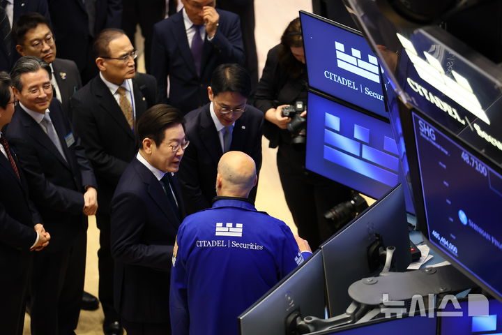 [뉴욕=뉴시스] 최동준 기자 = 이재명 대통령이 25일(현지 시간) 미국 뉴욕 증권거래소를 방문해 거래소를 둘러보고 있다. 2025.09.25. photocdj@newsis.com