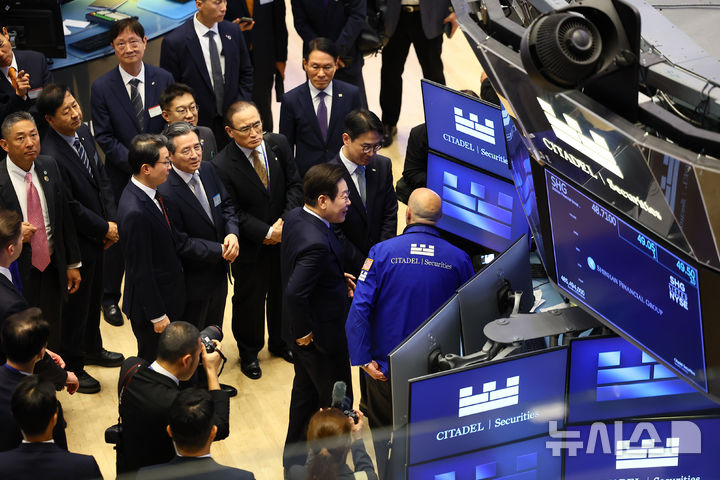 [뉴욕=뉴시스] 최동준 기자 = 이재명 대통령이 25일(현지 시간) 미국 뉴욕 증권거래소를 방문해 거래소를 둘러보고 있다. 2025.09.25. photocdj@newsis.com