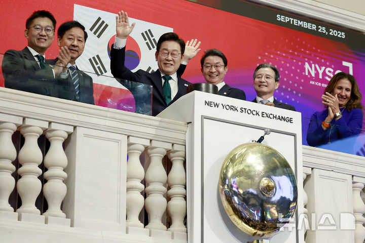 [뉴욕=뉴시스] 최동준 기자 = 이재명(왼쪽 세번째) 대통령이 25일(현지 시간) 미국 뉴욕 증권거래소를 방문해 개장 벨을 타종한 뒤 인사하고 있다. 왼쪽부터 김남준 대통령실 제1부속실장, 구윤철 경제부총리 겸 기획재정부 장관, 이 대통령, 이억원 금융위원장, 김용범 정책실장, 린 마틴 뉴욕 증권거래소 회장. 2025.09.25. photocdj@newsis.com