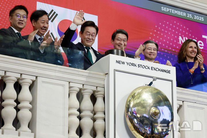 [뉴욕=뉴시스] 최동준 기자 = 이재명(왼쪽 세번째) 대통령이 25일(현지 시간) 미국 뉴욕 증권거래소를 방문해 개장 벨을 타종한 뒤 인사하고 있다. 왼쪽부터 김남준 대통령실 제1부속실장, 구윤철 경제부총리 겸 기획재정부 장관, 이 대통령, 이억원 금융위원장, 김용범 정책실장, 린 마틴 뉴욕 증권거래소 회장. 2025.09.25. photocdj@newsis.com