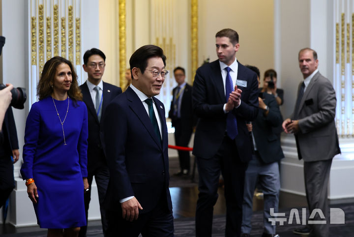 [뉴욕=뉴시스] 최동준 기자 = 이재명 대통령이 25일(현지 시간) 미국 뉴욕 증권거래소에서 열린 대한민국 투자 써밋에 입장하고 있다. 2025.09.25. photocdj@newsis.com