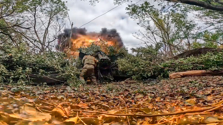 [우크라이나=AP/뉴시스] 러시아 국방부가 배포한 사진으로 지난 24일(현지 시간) 러시아 군인들이 우크라이나 미공개 장소에서 우크라이나군 진지를 향해 152㎜ 기아친트-B 자주포를 발사하고 있다. (사진=뉴시스DB)