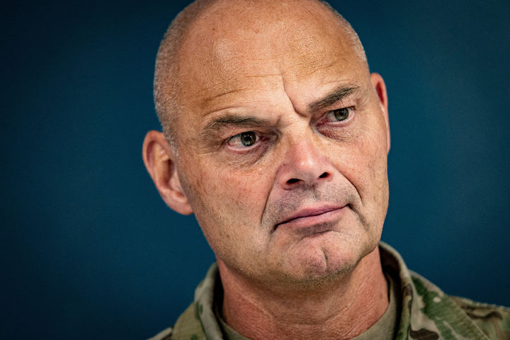 [코펜하겐=AP/뉴시스] 미카엘 휠고르 덴마크 참모총장이 25일(현지 시간) 코펜하겐 국방부에서 정체불명의 드론 출몰과 관련한 합동 기자회견에 참여하고 있다. 2025.09.26.