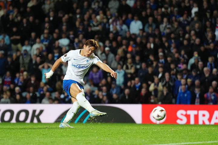 [글래스고=AP/뉴시스]헹크 오현규, 유로파리그서 PK 실축 후 결승골. 2025.09.25.