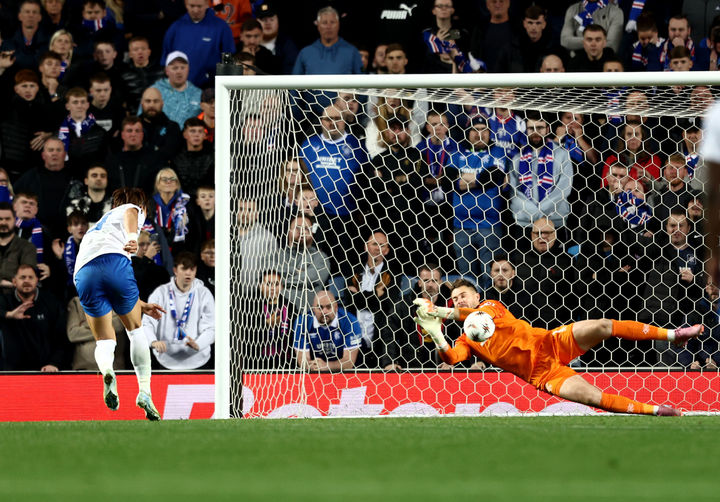 [글래스고=AP/뉴시스] 헹크(벨기에)의 오현규(왼쪽)가 25일(현지 시간) 스코틀랜드 글래스고 아이브록스 스타디움에서 열린 2025-26 유럽축구연맹(UEFA) 유로파리그(UEL) 리그 페이즈 1차전 레인저스(스코틀랜드)와의 경기 전반 막판 페널티킥(PK)을 실축하고 있다. 오현규는 후반 10분 결승 골을 넣어 팀의 1-0 승리를 이끌었다. 2025.09.26.