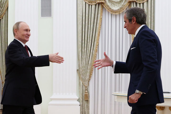 [모스크바=AP/뉴시스] 블라디미르 푸틴(왼쪽) 러시아 대통령이 25일(현지 시간) 모스크바 크렘린궁에서 라파엘 그로시 국제원자력기구(IAEA) 사무총장과 악수하고 있다. 2025.09.30.