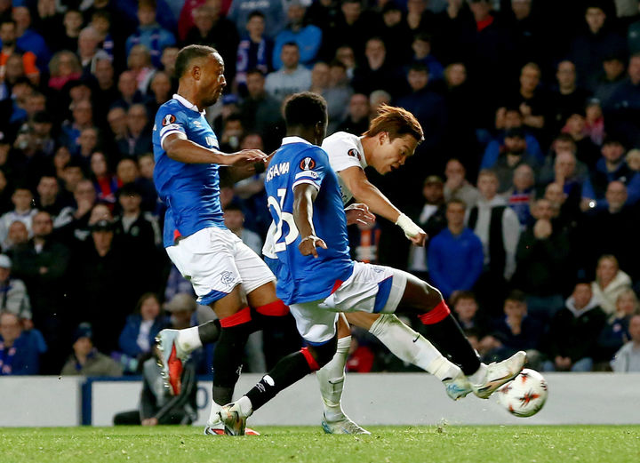 [글래스고=AP/뉴시스] 헹크(벨기에)의 오현규(오른쪽)가 25일(현지 시간) 스코틀랜드 글래스고 아이브록스 스타디움에서 열린 2025-26 유럽축구연맹(UEFA) 유로파리그(UEL) 리그 페이즈 1차전 레인저스(스코틀랜드)와 경기 후반 10분 선제골을 넣고 있다. 오현규는 전반 막판 페널티킥(PK)을 실축했으나 후반에 결승 골을 넣으며 팀의 1-0 승리를 이끌었다. 2025.09.26.