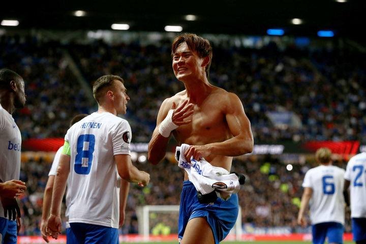 [글래스고=AP/뉴시스] 헹크(벨기에)의 오현규가 25일(현지 시간) 스코틀랜드 글래스고 아이브록스 스타디움에서 열린 2025-26 유럽축구연맹(UEFA) 유로파리그(UEL) 리그 페이즈 1차전 레인저스(스코틀랜드)와 경기 후반 10분 선제골을 넣고 상의를 벗은 채 환호하고 있다. 오현규는 전반 막판 페널티킥(PK)을 실축했으나 후반에 결승 골을 넣으며 팀의 1-0 승리를 이끌었다. 2025.09.26.