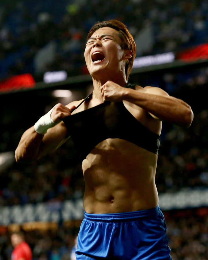 [글래스고=AP/뉴시스] 헹크(벨기에)의 오현규가 25일(현지 시간) 스코틀랜드 글래스고 아이브록스 스타디움에서 열린 2025-26 유럽축구연맹(UEFA) 유로파리그(UEL) 리그 페이즈 1차전 레인저스(스코틀랜드)와 경기 후반 10분 선제골을 넣고 상의를 벗으며 환호하고 있다. 오현규는 전반 막판 페널티킥(PK)을 실축했으나 후반에 결승 골을 넣으며 팀의 1-0 승리를 이끌었다. 2025.09.26.