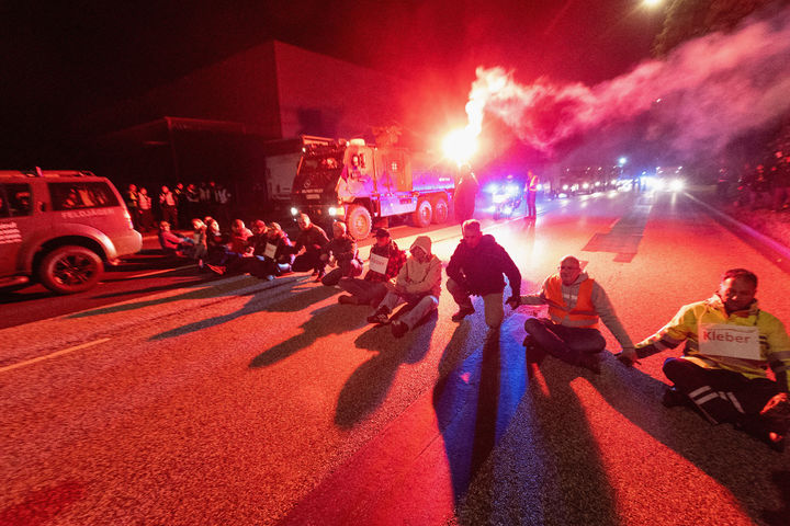[함부르크=AP/뉴시스]지난 9월 독일 북부 함부르크에서 실시된 병력 이동 훈련에서 예비군으로 구성된 모의 시위대가 도로를 장악하고 군대 이동을 가로막고 있다. 독일연방군은 이들 해산에 가담할 수 없도록 돼 있어 경찰이 나섰으나 경찰은 해산에 필요한 장비가 없어 군대 이동이 2시간 가량 지체 됐다는 평가가 나왔다.독일은 러시아의 유럽 침공에 대비한 훈련에 한창이다. 2025.11.28.
