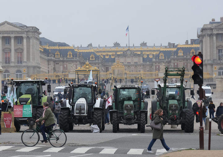 [베르사유=AP/뉴시스] 26일(현지시간) 프랑스 파리 인근 베르사유 궁전 앞에서 농민들이 트랙터들을 앞세우면서 유럽연합(EU)-메르코수르(남미공동시장) 협상에 반대하는 시위를 벌이고 있다. 2025.09.26