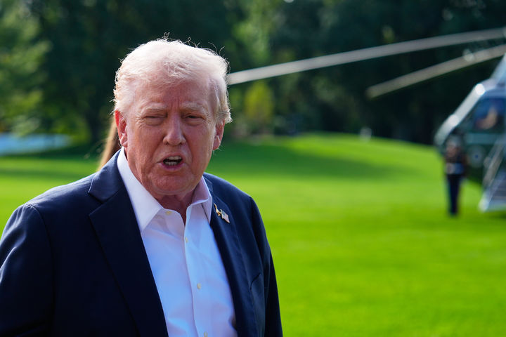 [워싱턴=AP/뉴시스]도널드 트럼프 미국 대통령이 지난 26일(현지 시간) 미국과 유럽 간 골프 대항전 라이더컵 관전을 위해 백악관을 떠나기 전 취재진 질문에 답하고 있다. 2025.09.29.