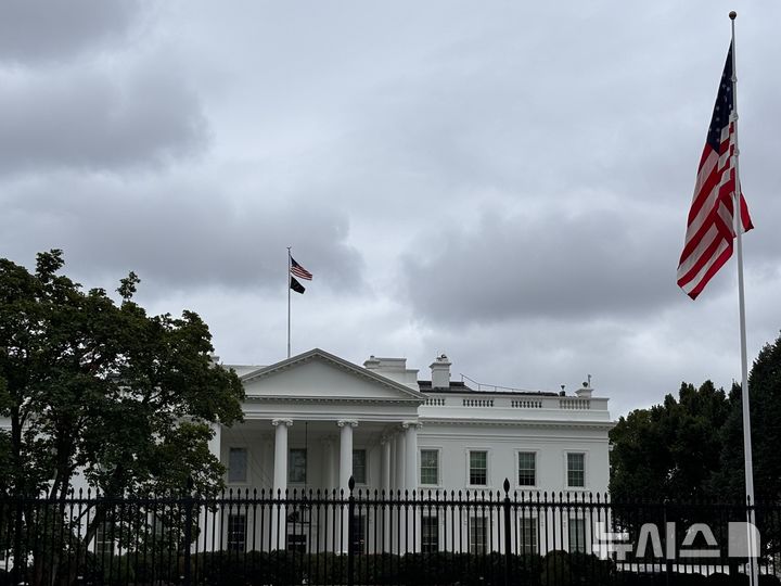 [워싱턴=뉴시스]지난달 21일(현지 시간) 미국 워싱턴DC 백악관 위에 먹구름이 드리워 있다. 2025.09.26.