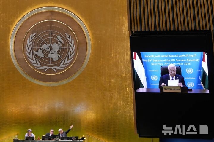 [뉴욕=AP/뉴시스] 마무드 아바스 팔레스타인 자치정부(PA) 13일(현지 시간) 이집트에서 개최되는 가자지구 평화 정상회의에 참석할 예정이라고 영국 BBC방송이 보도했다. 사진은 아바스 수반이 지난달 25일 미국 뉴욕에서 열린 제80차 유엔총회 고위급 회기에서 화상 연설을 하는 모습. 2025.10.13. 