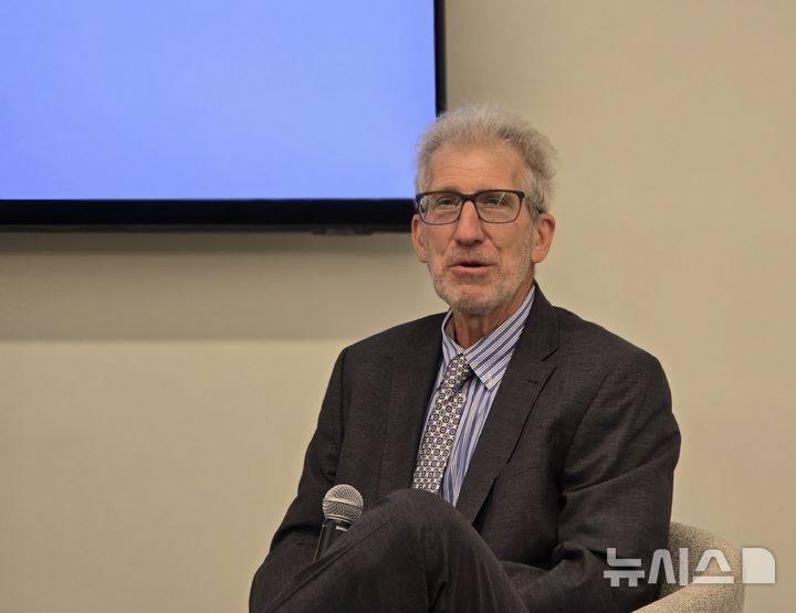 [워싱턴=뉴시스]이윤희 특파원 = 국제무역변호사 출신인 제시 크라이어 조지타운대 법학교수는 25일(현지 시간) 미 워싱턴DC 한미의회교류센터(KIPEC)에서 열린 라운드테이블 행사에서 발언하고 있다. 2025.09.26.