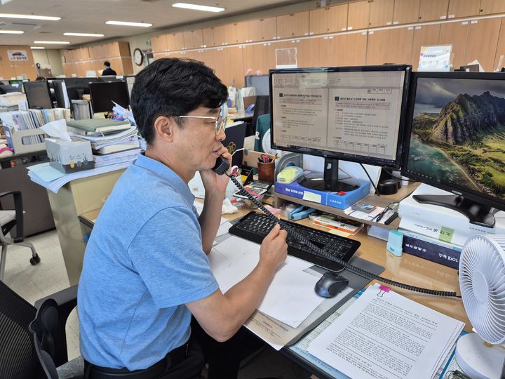 [밀양=뉴시스] 이강우 밀양시청 환경관리과 환경정책담당이 엄무를 보고 있다. (사진= 밀양시 제공) 2025.09.26. photo@newsis.com *재판매 및 DB 금지