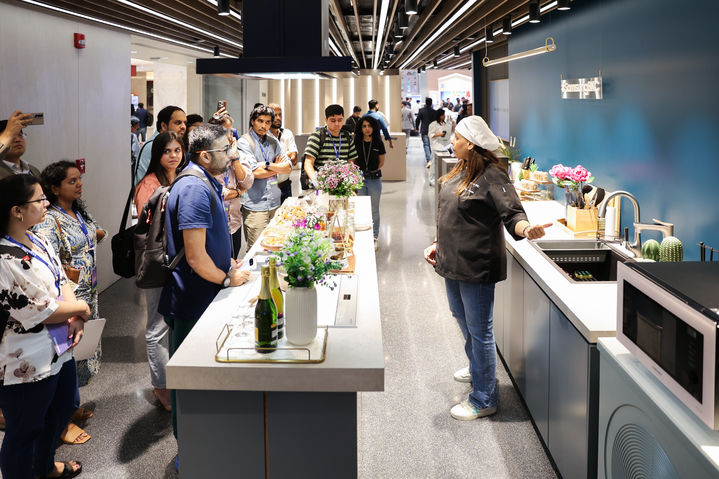 [서울=뉴시스]삼성전자가 인도 뭄바이에 위치한 삼성 BKC 플래그십 스토어에서 현지 미디어와 거래선을 대상으로 최신 'AI 홈'의 차별화된 고객 경험을 소개하고, 제품의 성능과 사용성을 혁신하는 ▲모바일 제품의 '갤럭시 AI' ▲영상 디스플레이 제품의 '비전 AI' ▲가전 제품의 '비스포크 AI'가 탑재된 다양한 신제품을 선보였다. (사진=삼성전자 제공) photo@newsis.com *재판매 및 DB 금지