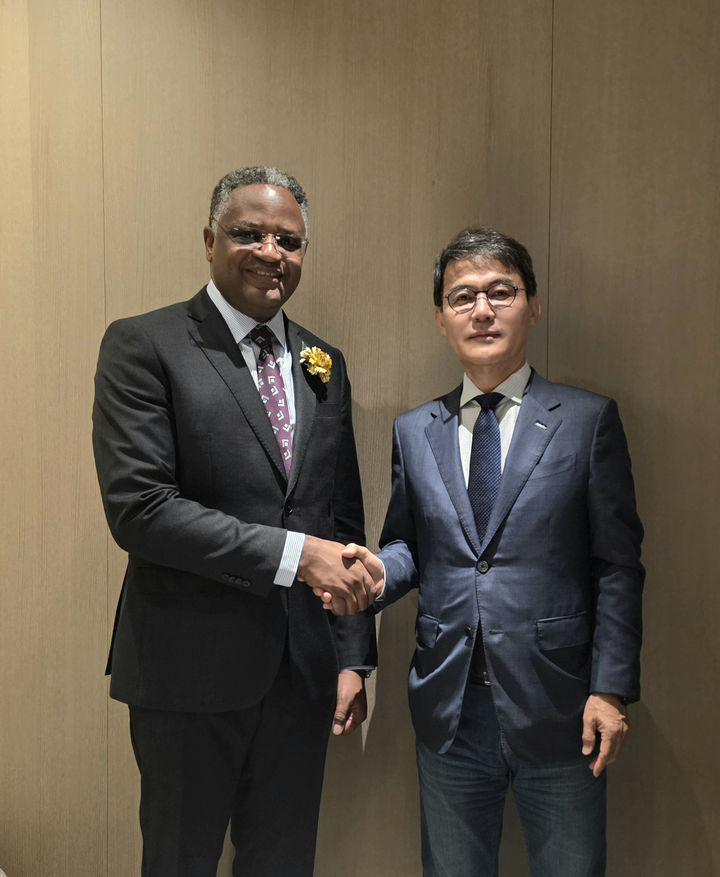 (왼쪽)탄자니아 총리실 요나지(Jim James Yonazi) 상임차관과 (오른쪽)정영균 희림 회장이 악수하며 기념촬영을 하고 있다. (사진=희림) *재판매 및 DB 금지