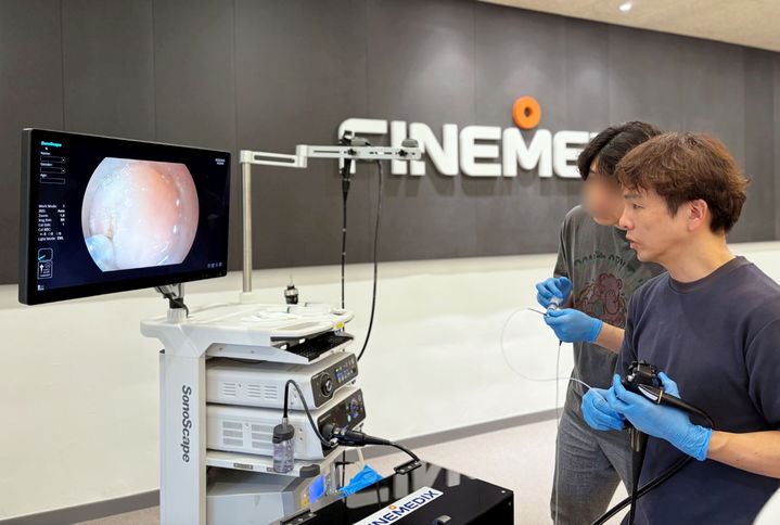 [서울=뉴시스] 일본 소화기 ESD 분야 KOL 우치타 쿠니히사 박사가 지난 22일 파인메딕스가 자체 개발한 내시경 장비를 활용해 ‘클리어컷 나이프’를 직접 사용해 보고 있다. [사진=파인메딕스 제공] 2025.11.21. photo@newsis.com *재판매 및 DB 금지