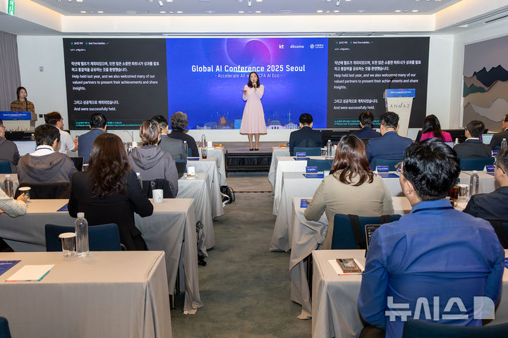 [서울=뉴시스]KT가 차이나 모바일, NTT 도코모와 함께 ‘제4회 글로벌 AI 컨퍼런스 2025 서울’을 성공적으로 개최했다고 26일 밝혔다. 사진은 배순민 KT 기술혁신부문 AI 퓨쳐 랩장(상무)가 행사 개회사를 하는 모습. (사진=KT 제공)