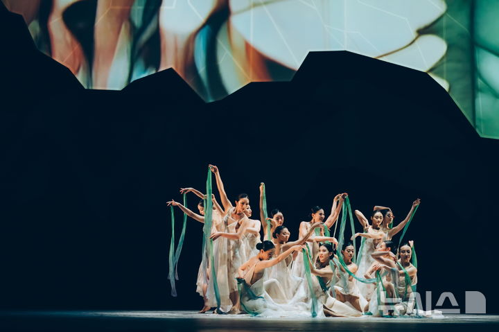 [서울=뉴시스]홍콩무용단 대형 창작 무용극 24절기 (사진=PRM 제공) 