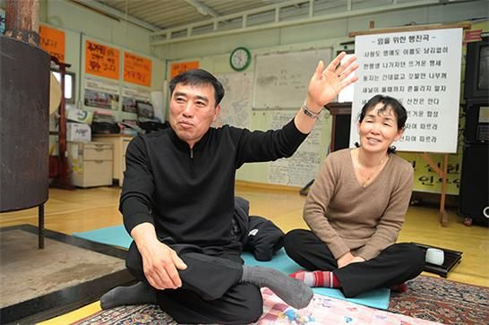 [부산=뉴시스] 제34회 민주시민상 개인 부문 수상자로 선정된 손이헌(왼쪽) 대연·우암씨알협동조합 수석이사. (사진=부산민주항쟁기념사업회 제공) 2025.09.26. photo@newsis.com *재판매 및 DB 금지