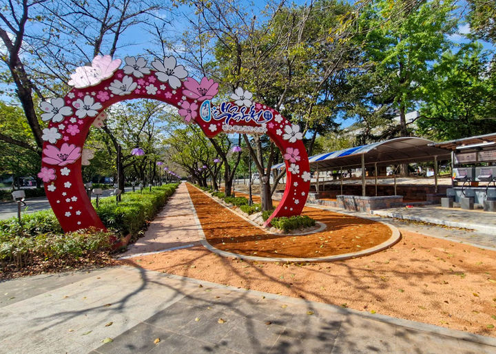[창녕=뉴시스] 황톳길 조성으로 새롭게 변모한 부곡온천 전경. (사진= 창녕군 제공) 2025.09.26. photo@newsis.com *재판매 및 DB 금지