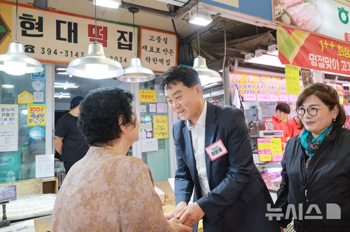 [군포=뉴시스] 하은호 군포시장이 추석 명절을 앞두고 관내 전통시장을 찾은 가운데 상인들과 악수하며, 격려하고 있다. (사진=군포시 제공).2025.09.26. photo@newsis.com