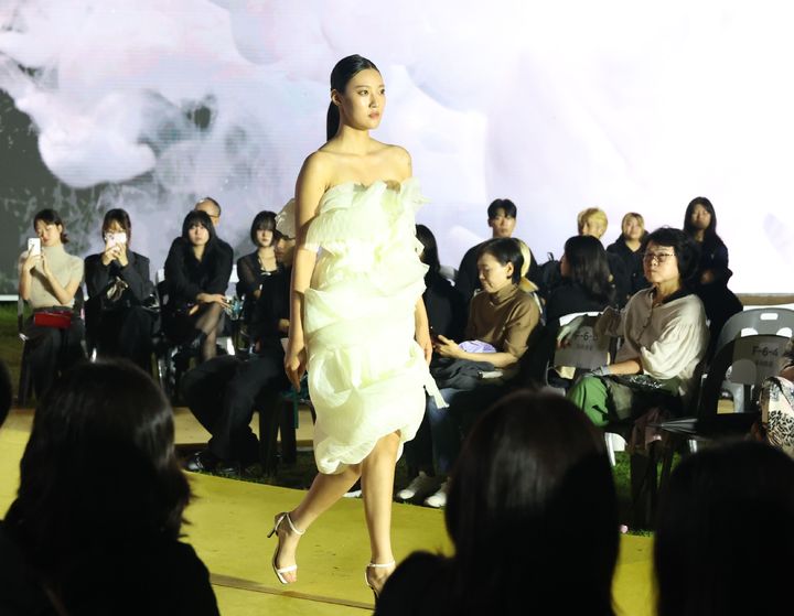 [대전=뉴시스] 25일 저녁 한밭수목원 원형광장에서 '2025 대전패션컬렉션'이 열렸다. (사진=대전시 제공) 2025. 09. 26 photo@newsis.com *재판매 및 DB 금지