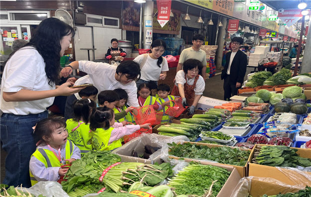 [서울=뉴시스] 한국식품안전관리인증원은 대전 중구 문창전통시장에서 지역 주민과 상인을 대상으로 ‘식품안심 캠페인’을 실시했다고 27일 밝혔다. (사진=한국식품안전관리인증원 제공) 2025.09.26. photo@newsis.com *재판매 및 DB 금지