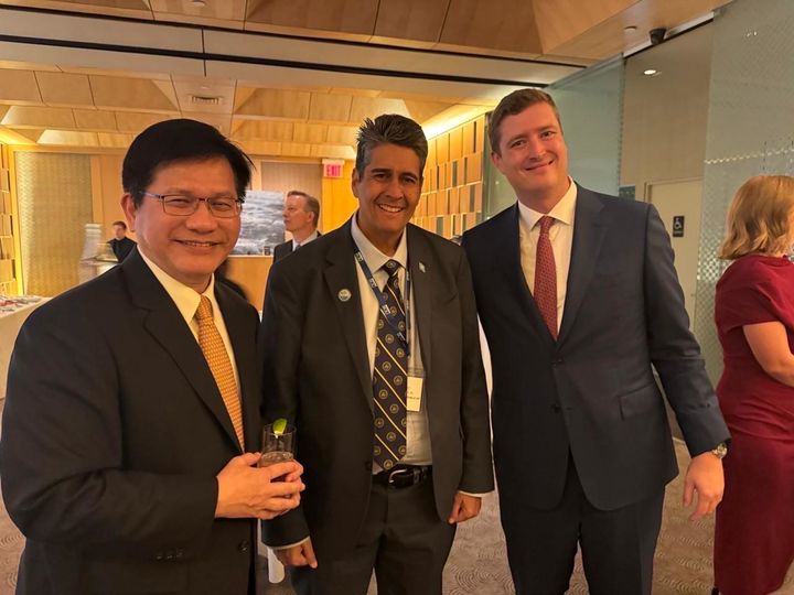 [서울=뉴시스]린자룽 대만 외교부장(오른쪽)이 제80차 유엔총회 기간 중 미국 뉴욕을 방문해 주요 외교 동맹국들과 연쇄 회담을 진행 중인 것으로 전해졌다. 사진은 린 부장이 지난 22일 미국의 민간 싱크탱크인 미국글로벌전략(AGS)이 주최한 리셉션에 참석해 수랭걸 휩스 주니어 팔라우 대통령(가운데) 등과 함께 있는 모습. <사진출처: 페이스북> 2025.09.26 