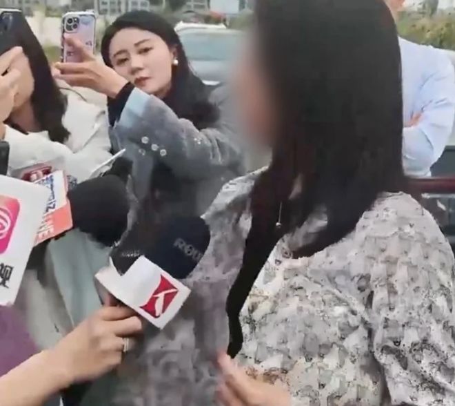 [서울=뉴시스] 중국에서 출장 중 상사에게 성폭행을 당하고 해고된 여성이 산업재해를 인정받았다. 피해 여성이 기자들과 인터뷰를 하는 모습. (사진 = SCMP 캡처) 2025.09.26. *재판매 및 DB 금지
