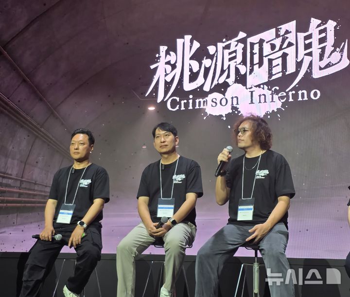 [도쿄(일본)=뉴시스]컴투스의 이동원 PD와 김필종 AD와 도원암귀 제작위원회의 하라구치 유키 PD는 도쿄게임쇼 무대에 올라 '도원암귀 Crimson Inferno'를 소개했다.