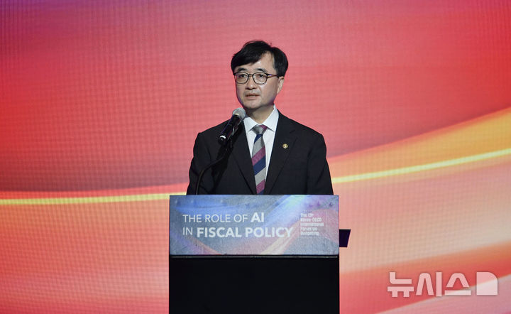 [세종=뉴시스] 임기근 기획재정부 2차관이 26일 오전 서울 서초구 JW 메리어트 호텔에서 열린 '제13회 한-OECD 국제재정포럼'에 참석해 개회사를 하고 있다. (사진=기재부 제공) 2025.09.26. photo@newsis.com