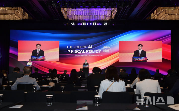 [세종=뉴시스] 임기근 기획재정부 2차관이 26일 오전 서울 서초구 JW 메리어트 호텔에서 열린 '제13회 한-OECD 국제재정포럼'에 참석해 개회사를 하고 있다. (사진=기재부 제공) 2025.09.26. photo@newsis.com