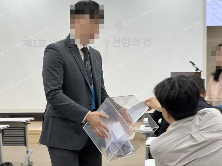 [세종=뉴시스] 김민성 기자 = 26일 오전 세종특별자치시 조치원읍 세종테크노센터에서 진행된 콜마BNH 임시주주총회에서 한 주주가 현장투표를 진행하고 있다. 2025.09.26. kms@newsis.com. *재판매 및 DB 금지