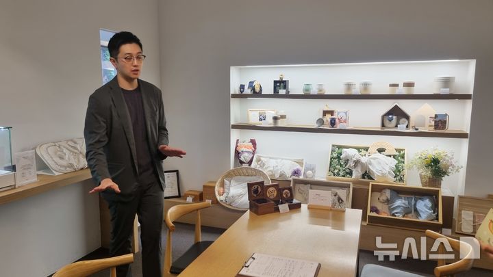 [천안=뉴시스] 임하은 기자 = 권신구 21그램 대표이사가 25일 21그램 천안점 상담실에서 장례 절차를 설명하고 있다. rainy71@newsis.com 2025.09.26. 