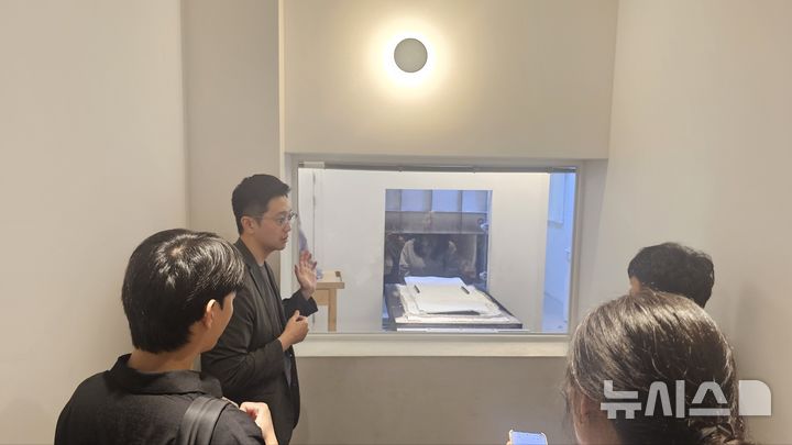 [천안=뉴시스] 임하은 기자 = 21그램 천안점의 화장로 모습. 보호자는 참관실에서 반려동물이 화장로에 들어가는 순간까지 함께할 수 있다. rainy71@newsis.com 2025.09.26. 