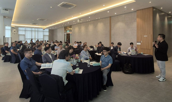 [부산=뉴시스] BNK금융그룹은 부산시티호텔에서 환경·사회·지배구조(ESG) 관련 정보 획득에 어려움을 겪고 있는 동남권 중소기업을 대상으로 '제2회 동남권 중소기업 ESG 인재양성 교육'을 실시했다. (사진=BNK금융그룹 제공) 2025.09.26. photo@newsis.com *재판매 및 DB 금지