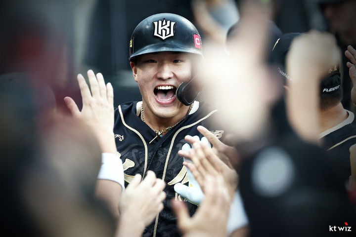 [서울=뉴시스] 프로야구 KT 위즈 안현민이 20일 수원 KT위즈파크에서 열린 2025 신한 쏠뱅크 KBO리그 한화 이글스와의 경기에서 홈런을 친 뒤 동료들의 축하를 받고 있다. (사진=KT 위즈 제공) 2025.09.20. *재판매 및 DB 금지