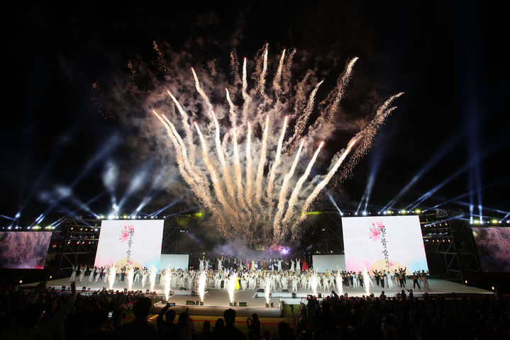 [밀양=뉴시스] 밀양아리랑대축제 밀양강 오딧세이 공연. (사진= 밀양시 제공) 2025.09.26. photo@newsis.com *재판매 및 DB 금지